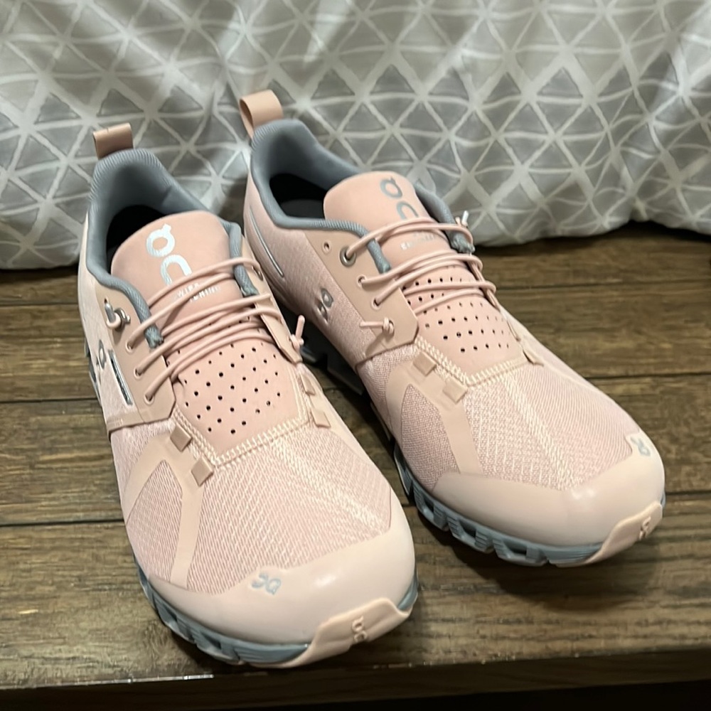New On Cloud Sneakers Size W8